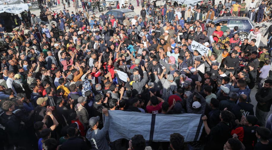 উত্তর গাজার রাস্তায় নামলেন ফিলিস্তিনিরা, যুদ্ধের অবসান দাবিতে বিক্ষোভ ও স্লোগান। (রয়টার্স: স্ট্রিংগার)